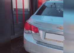 В Краснодаре столкнулись трамвай и машина