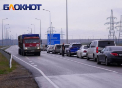 Затор из 200 автомобилей собрался перед Крымским мостом на Кубани