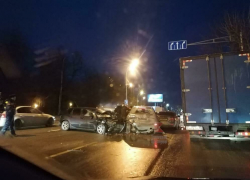 В Краснодаре перед мостом на улице Суворова столкнулись три машины