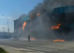 Крупный пожар случился в пригородном торговом центре под Краснодаром