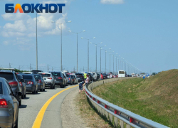 «Мы, кажется, встряли»: пробка из сотен машин образовалась перед Крымским мостом со стороны Кубани