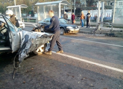 В Краснодаре «Мерседес» врезался в остановку 
