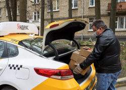 Соленые огурцы, красная икра и зубные протезы: таксисты рассказали, что они перевозили во время пандемии