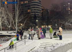 Катаются на сноубордах и тюбингах: краснодарцы на Затоне открыли свой «горнолыжный курорт»