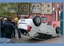 Краснодарская автоледи перевернула автомобиль на крышу