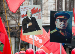 Ленин, Сталин и лозунги «Против власти олигархов!» – в Краснодаре прошел митинг 