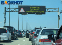 Больше 800 машин застряли в очереди на Крымский мост в Краснодарском крае