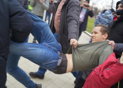 На руках в автозак, под крики толпы: итоги «прогулки» в Краснодаре