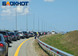 Туристы в жару застряли в многокилометровых пробках: дорожная ситуация в Краснодарском крае