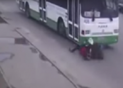 По факту ДТП с тремя школьницами, попавшими под автобус, возбудили уголовное дело