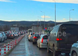 «Все поехали на море»: на трассах А-290 и М-4 «Дон» в Краснодарском крае растянулись вереницы авто