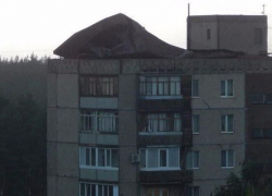 В Мостовском сильный ветер сорвал кровлю с многоэтажек