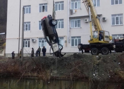 На юге Кубани в реку упала иномарка
