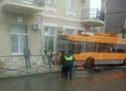 Троллейбус в Краснодаре протаранил здание, есть пострадавшие 