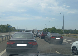 В Краснодарском крае 23 километра трассы М-4 «Дон» застыли в пробках к морю