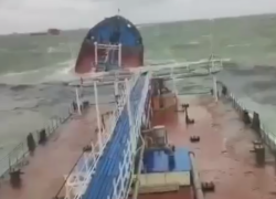 Произошла утечка нефтепродуктов: подробности крушения танкеров в Керченском проливе 