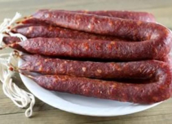 В Краснодаре мужчина пытался убежать с украденной палкой колбасы