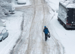 Краснодарцы зарабатывают на очистке дворов и домов от снега