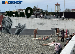 Туристы оголились и открыли купальный сезон в Сочи 