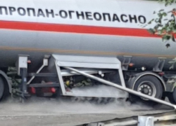 В Краснодарском крае после ДТП разгерметизировался газовоз
