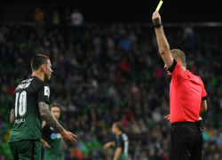  Судью, давшего скандальную желтую карточку «краснодарцу» Смолову, проверили на детекторе лжи 