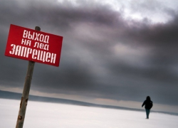 Пьяные женщины и мужчина провалились под лед в Ленинградском районе 