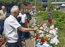 Память жертв атаки БПЛА почтили у стихийного мемориала в Архипо-Осиповке