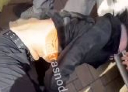 В Краснодаре мужчина избил незнакомую девушку из-за ирокеза на голове