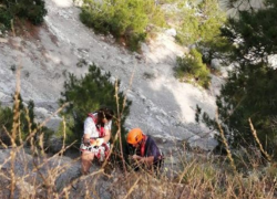 Новороссийские спасатели вызволили застрявшую на горе Колдун школьницу