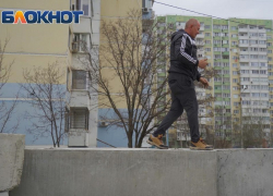 В Краснодаре сняли видео о скандале соседей из-за забора на Гидрострое