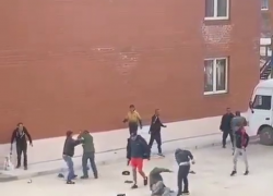 В Краснодаре из-за карточного долга рабочие устроили жесткую драку возле ЖК «Британия»