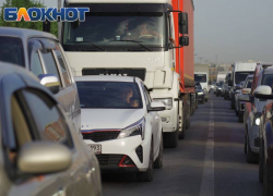 На трассе М-4 «Дон» с раннего утра 23 июня выросли пробки к Чёрному морю