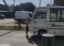 В Краснодаре пьяный полуголый мужчина угрожал ножом прохожим и бросался на машины