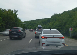 Пробки длиной более 20 км образовались на трассе к Чёрному морю 