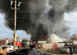 Крупный пожар уничтожил металлический ангар в Краснодаре