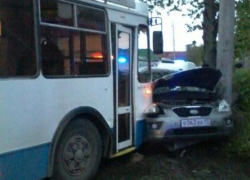 В Краснодаре троллейбус впечатал легковушку в столб
