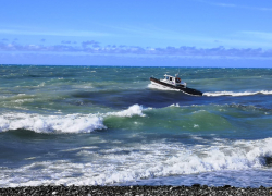 Поиски пропавших в море школьников в Сочи приостановили