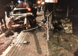  Забор «прошил» BMW, а «шестерка» разорвалась пополам в ночном ДТП в Геленджике 