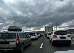 Туристы и краснодарцы попали в многокилометровые пробки на трассах к морю