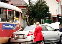 В Краснодаре трамвай сошел с рельсов после жесткого ДТП 