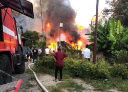 Дом площадью 300 квадратных метров загорелся в Сочи 