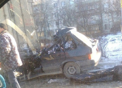 Жуткая авария в Новороссийске: ВАЗ расплющился, залетев под фуру