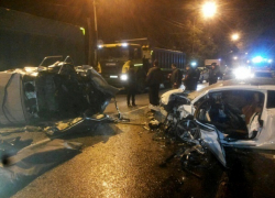   В Сочи спасатели извлекли из автомобиля тела погибших в аварии 
