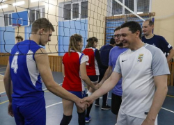 Мэр Краснодара сыграл со старшеклассниками в волейбол