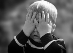 В Сочи разыскивают женщину, которая разделась сама и сняла всю одежду с ребенка прямо на улице