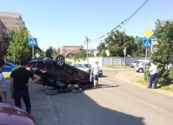 В Краснодаре автоледи перевернула «БМВ» на крышу 
