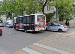 В центре Краснодара автобус насмерть сбил пенсионерку на зебре: фото и видео