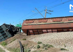 В Крыму после подрыва путей пять вагонов с зерном сошли с рельсов