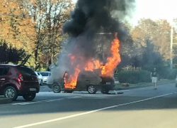 Горящий автомобиль в Краснодаре попал на видео