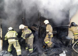 В Краснодаре загорелся автомагазин